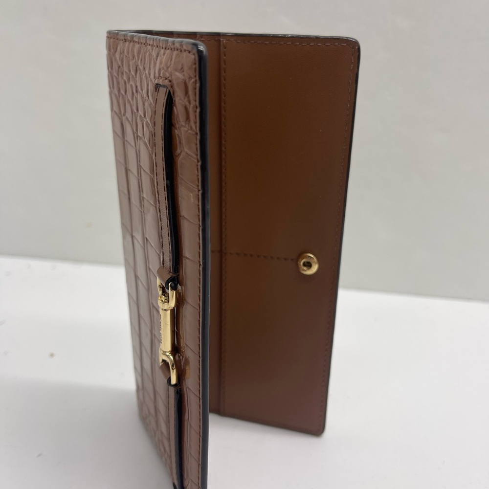 MICHAEL KORS Carson Large Crocodile Embossed Bifold Snap Wallet
Luggage
NWT - Picture 8 of 16